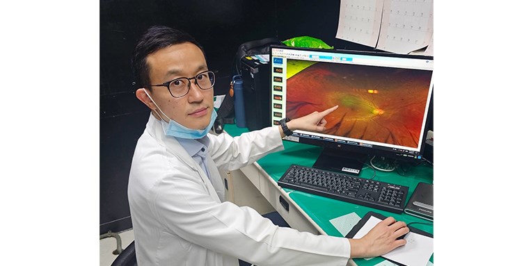 周宏達主任指出,眼內黑色素瘤這類微小腫瘤極不容易診斷,仰賴眼腫瘤專家的臨床經驗,並配合多種影像檢查才能精確判斷。(圖片提供/長庚醫院)