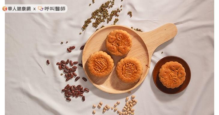 國民健康署提醒,民眾購買月餅時可以先查看營養標示,比較熱量、糖及脂肪含量;食用時則可以將月餅切成小塊與家人朋友分食,避免一人一顆一次吃下過多熱量。